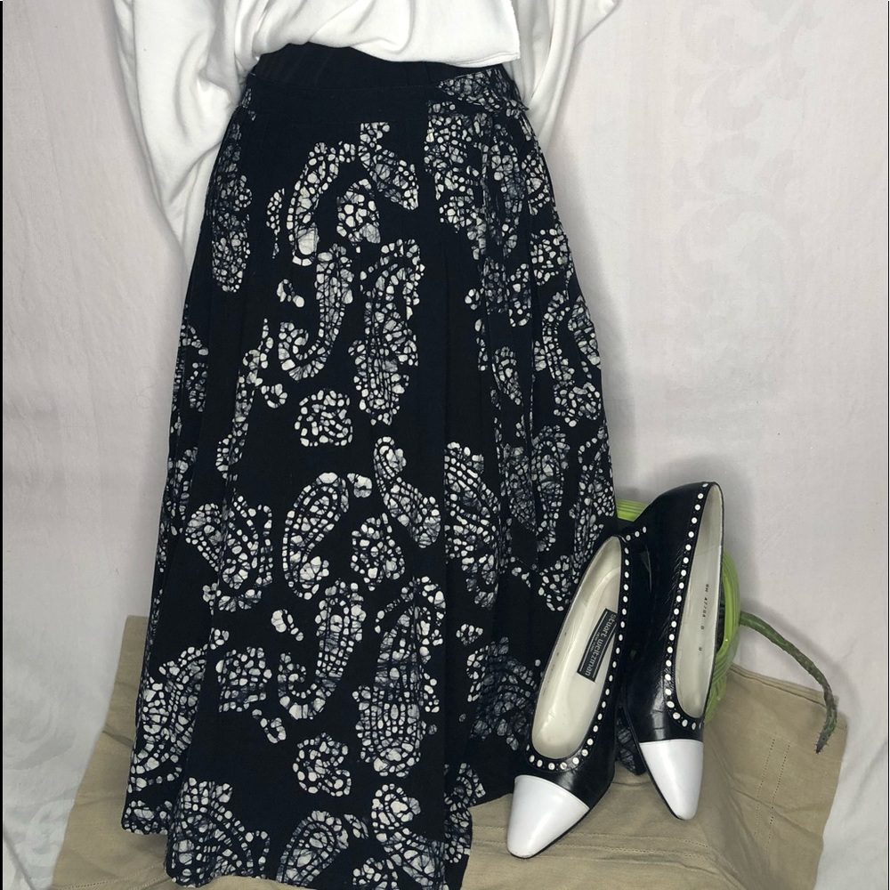 Valerie Stevens
Black with Paisley Painted Skirt